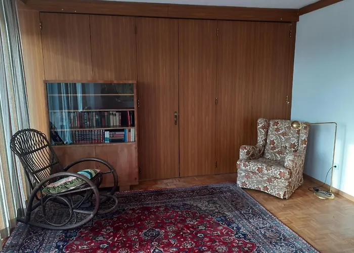 Am Waldrand Mit Fernblick